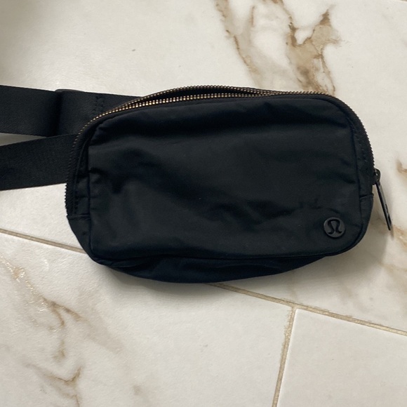 lululemon athletica Handbags - Lululemon Everywhere Belt Bag 1L
